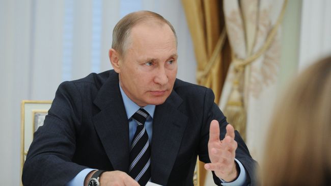 Президент РФ Владимир Путин во время встречи в Кремле с председателем Центральной избирательной комиссии Эллой Памфиловой и членами ЦИК. 23 сентября 2016