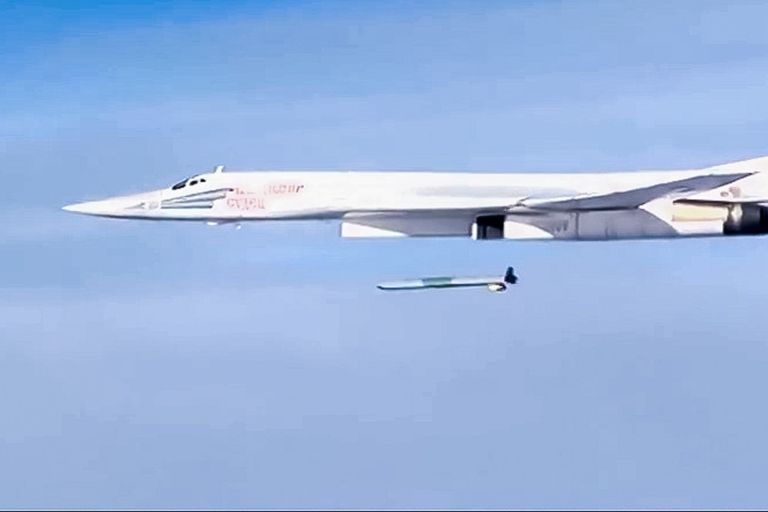 Запуск крылатой ракеты X-555 со стратегического бомбардировщика-ракетоносца Ту-160 Военно-космических сил России по объектам инфраструктуры ИГ в Сирии Запуск крылатой ракеты X-555 со стратегического бомбардировщика-ракетоносца Ту-160 Военно-космических сил России по объектам инфраструктуры ИГ в Сирии