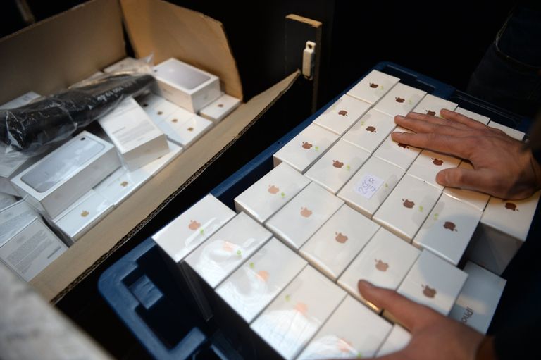 Новые смартфоны iPhone 7 и iPhone 7 Plus представлены на продажу в торговом центре ГУМ Новые смартфоны iPhone 7 и iPhone 7 Plus представлены на продажу в торговом центре ГУМ