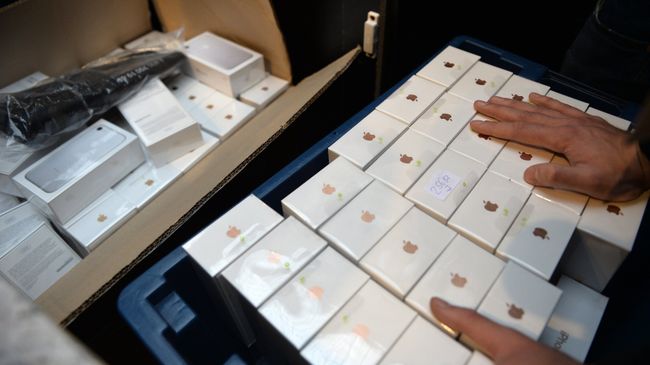 Новые смартфоны iPhone 7 и iPhone 7 Plus представлены на продажу в торговом центре ГУМ. Архивное фото