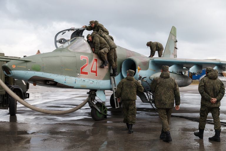 Подготовка к вылету самолетов ВКС России на авиабазе Хмеймим в Сирии Подготовка к вылету самолетов ВКС России на авиабазе Хмеймим в Сирии