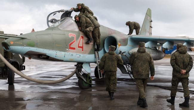 Подготовка к вылету самолетов ВКС России на авиабазе Хмеймим в Сирии Подготовка к вылету самолетов ВКС России на авиабазе Хмеймим в Сирии