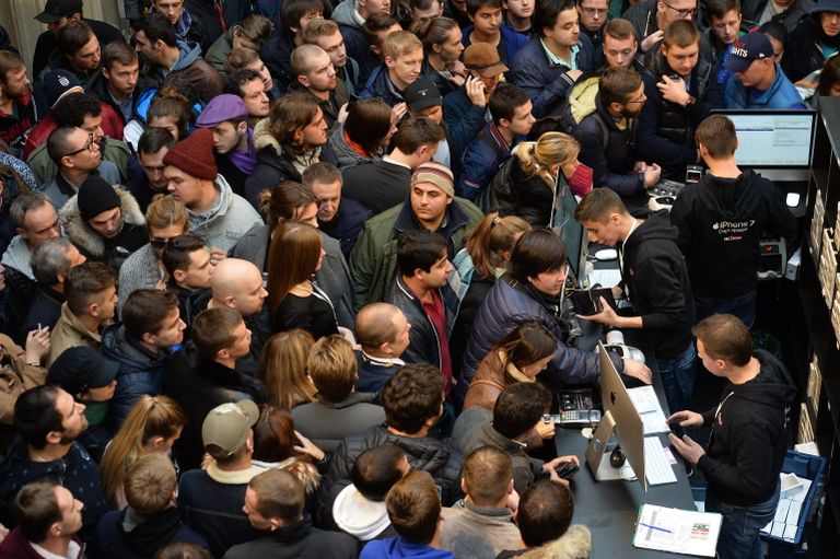 Люди стоят в очереди в торговом центре ГУМ во время старта продаж новых смартфонов iPhone 7 и iPhone 7 Plus Люди стоят в очереди в торговом центре ГУМ во время старта продаж новых смартфонов iPhone 7 и iPhone 7 Plus