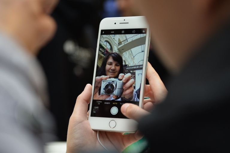 Покупатели новых смартфонов iPhone 7 и iPhone 7 Plus в торговом центре ГУМ Покупатели новых смартфонов iPhone 7 и iPhone 7 Plus в торговом центре ГУМ