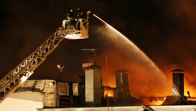 Тушение пожара в складском помещении в районе Гольяново на востоке Москвы