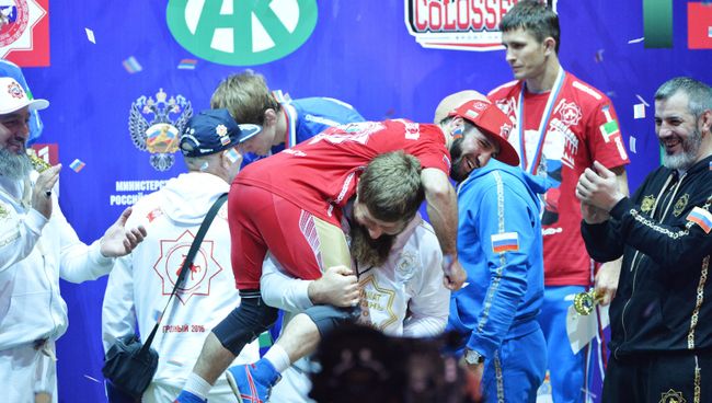 Временно исполняющий обязанности главы Чеченской Республики Рамзан Кадыров поздравляет борца Исламбека Альбиева, победившего в финальном поединке на соревнованиях на чемпионате России по греко-римской борьбе в Грозном. 2016 год Временно исполняющий обязанности главы Чеченской Республики Рамзан Кадыров поздравляет борца Исламбека Альбиева, победившего в финальном поединке на соревнованиях на чемпионате России по греко-римской борьбе в Грозном. 2016 год