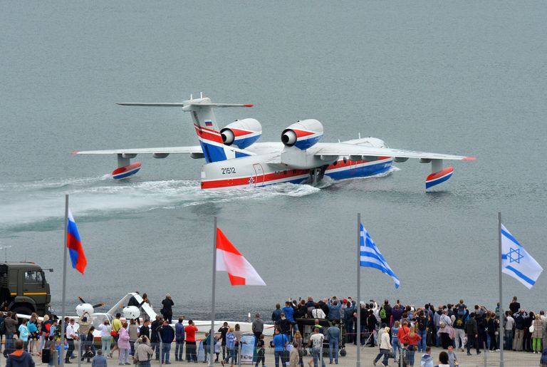 Самолет-амфибия Бе-200 на международной выставке Гидроавиасалон-2016 в Геленджике 
