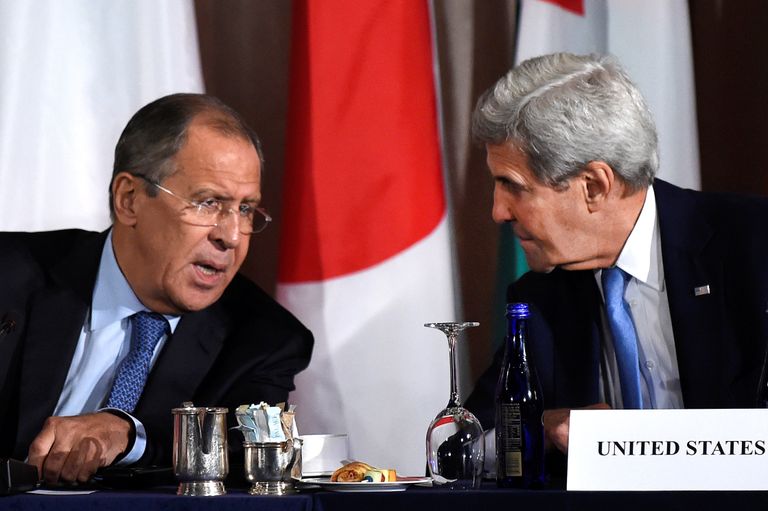 Глава МИД РФ Сергей Лавров и госсекретарь США Джон Керри во время встречи в Нью-Йорке Глава МИД РФ Сергей Лавров и госсекретарь США Джон Керри во время встречи в Нью-Йорке