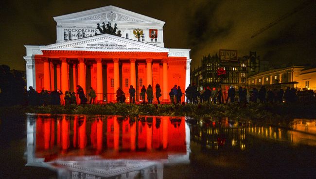 Зрители у здания Большого театра в Москве. Архивное фото