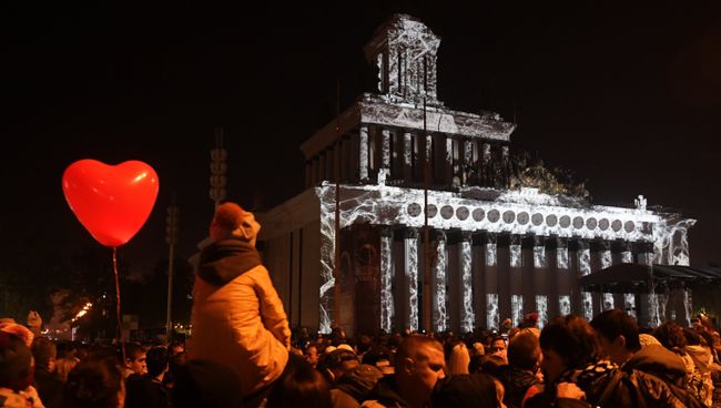 Световая инсталляция на фасаде павильона ВДНХ на московском международном фестивале Круг света. Архив Световая инсталляция на фасаде павильона ВДНХ на московском международном фестивале Круг света. Архив