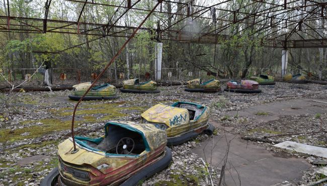 Заброшенный парк аттракционов на территории зоны отчуждения ЧАЭС. Архивное фото Заброшенный парк аттракционов на территории зоны отчуждения ЧАЭС. Архивное фото