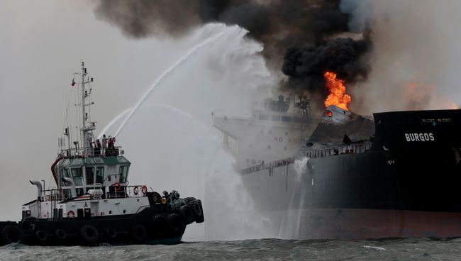 Пожар на нефтяном танкере Бургос мексиканской нефтяной компании Pemex неподалеку от порта Веракрус. 24 сентября 2016 Пожар на нефтяном танкере Бургос мексиканской нефтяной компании Pemex неподалеку от порта Веракрус. 24 сентября 2016