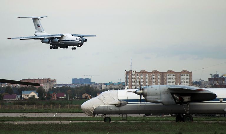 Посадка Ил-76 на аэродром Дягилево во время учений ВДВ в Рязанской области Посадка Ил-76 на аэродром Дягилево во время учений ВДВ в Рязанской области
