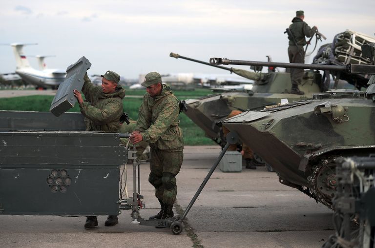 Швартовка боевых машин десанта БМД-2 после марш-броска на аэродром Дягилево во время учений ВДВ в Рязанской области Швартовка боевых машин десанта БМД-2 после марш-броска на аэродром Дягилево во время учений ВДВ в Рязанской области