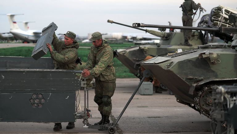 Швартовка боевых машин десанта БМД-2 после марш-броска на аэродром Дягилево во время учений ВДВ в Рязанской области