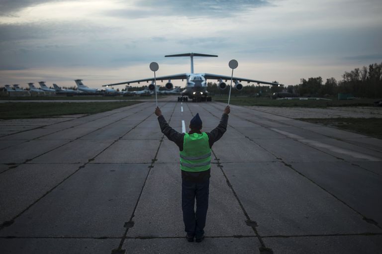 Руление Ил-76 на аэродроме Дягилево в ходе учений ВДВ в Рязанской области Руление Ил-76 на аэродроме Дягилево в ходе учений ВДВ в Рязанской области