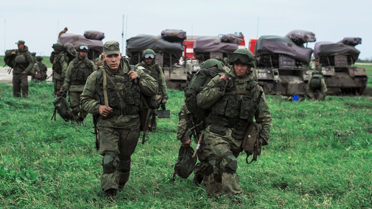 Военнослужащие после марш-броска на аэродром Дягилево в ходе учений ВДВ в Рязанской области