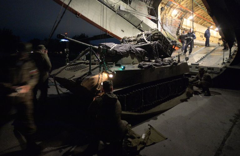 Погрузка боевых машин десанта БМД-2 в Ил-76 на аэродроме Дягилево в ходе учений ВДВ в Рязанской области Погрузка боевых машин десанта БМД-2 в Ил-76 на аэродроме Дягилево в ходе учений ВДВ в Рязанской области