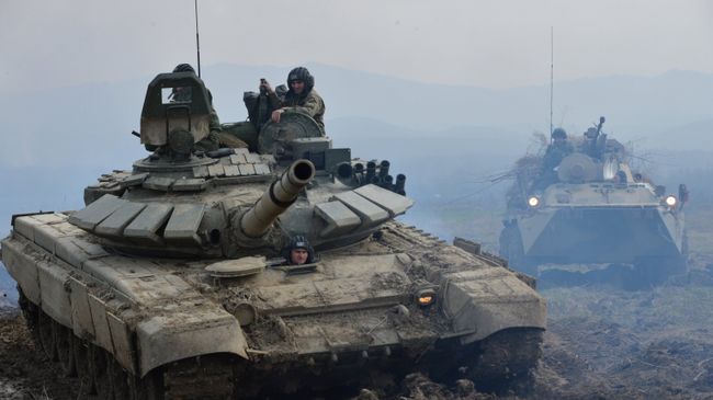 Танк Т-72Б3 (слева) и БТР-82А Танк Т-72Б3 (слева) и БТР-82А