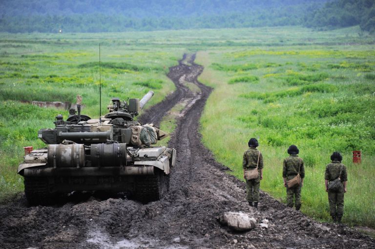 Экипаж танка Т-90 выполняет учебные стрельбы на танкодроме полигона 19 Краснознаменной Воронежско-Шумленской мотострелковой бригады, дислоцированной в Северной Осетии Экипаж танка Т-90 выполняет учебные стрельбы на танкодроме полигона 19 Краснознаменной Воронежско-Шумленской мотострелковой бригады, дислоцированной в Северной Осетии