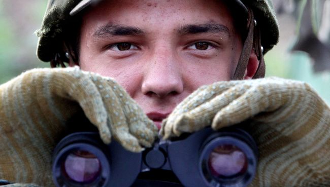 Военнослужащий на учениях. Архивное фото Военнослужащий на учениях. Архивное фото
