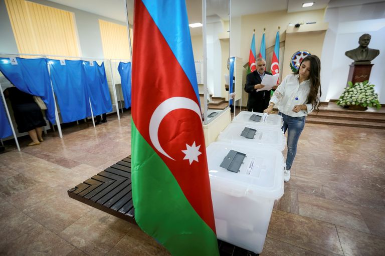 Избирательный участок в Баку во время референдума по изменениям в конституцию Азербайджана