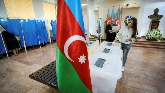 Избирательный участок в Баку во время референдума по изменениям в конституцию Азербайджана Избирательный участок в Баку во время референдума по изменениям в конституцию Азербайджана