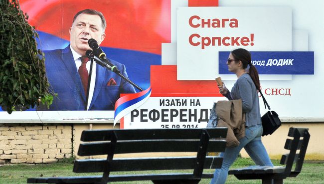 Агитационный плакат президента Республики Сербской Боснии и Герцеговины Милорада Додика. Архивное фото Агитационный плакат президента Республики Сербской Боснии и Герцеговины Милорада Додика. Архивное фото