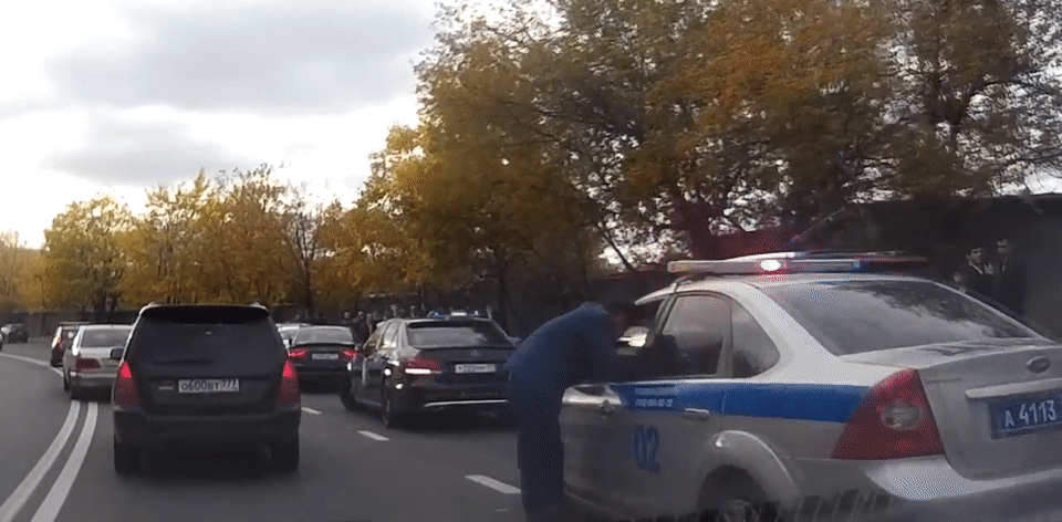 В сети появилось видео задержания стреляющего свадебного кортежа В сети появилось видео задержания стреляющего свадебного кортежа