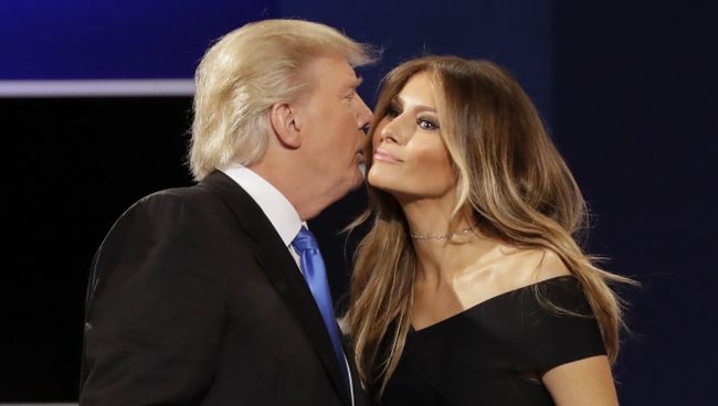 Кандидат в президенты США Дональд Трамп с супругой Меланьей на дебатах. Архивное фото Кандидат в президенты США Дональд Трамп с супругой Меланьей на дебатах. Архивное фото