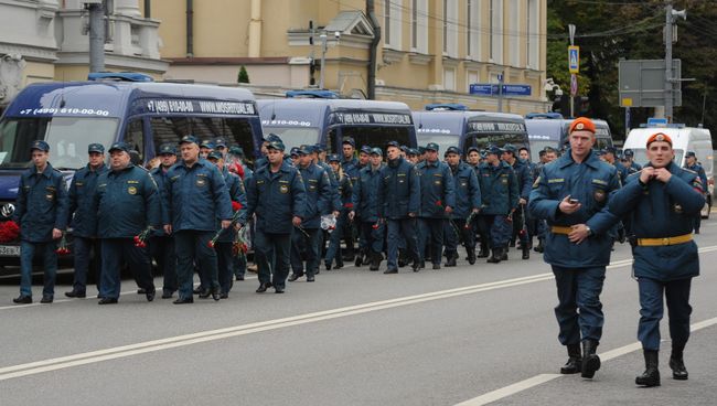 Церемония прощания с погибшими при тушении на складе пожарными в Москве. 27 сентября 2016 Церемония прощания с погибшими при тушении на складе пожарными в Москве. 27 сентября 2016