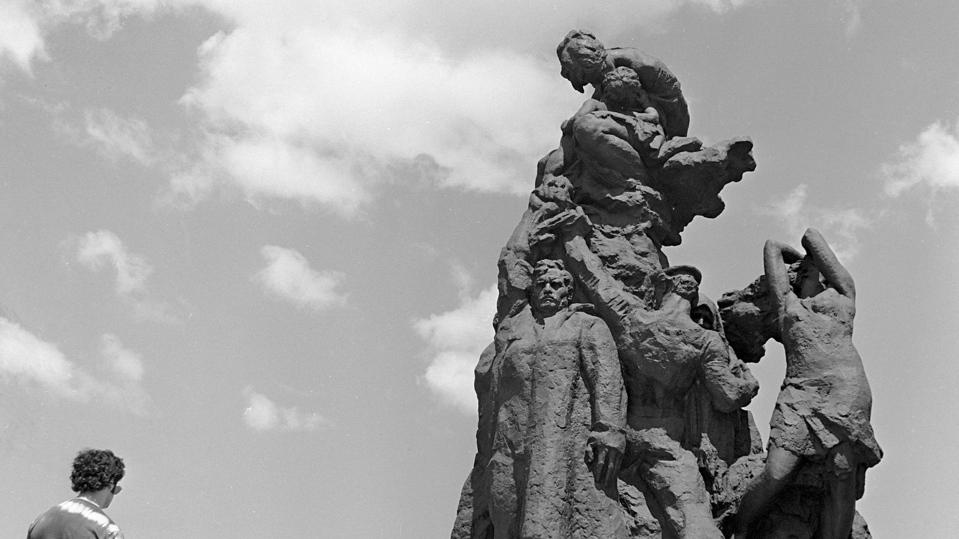 Памятник жертвам фашизма в Бабьем Яре Памятник жертвам фашизма в Бабьем Яре - РИА Новости, 1920, 29.09.2026