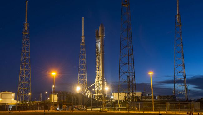 Ракета Falcon 9. Архивное фото Ракета Falcon 9. Архивное фото