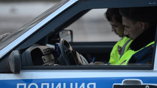 Сотрудники дорожно-патрульной службы ГИБДД во время рейда по выявлению нетрезвых водителей. Архивное фото