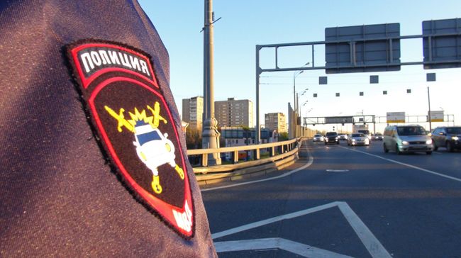Сотрудник ГИБДД на месте ДТП в Москве Сотрудник ГИБДД на месте ДТП в Москве