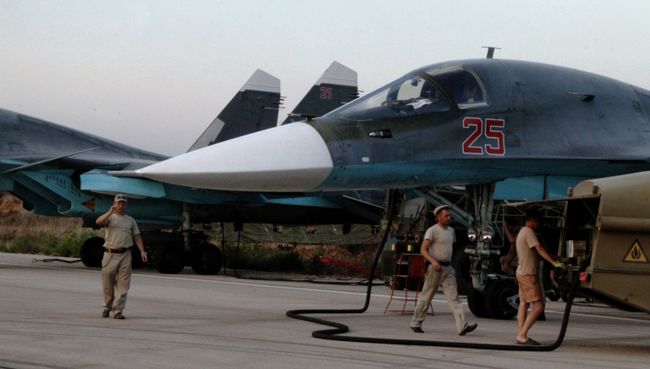 Технический персонал обслуживает российские самолеты СУ 34 в аэропорту Хмеймим. Архивное фото Технический персонал обслуживает российские самолеты СУ 34 в аэропорту Хмеймим. Архивное фото