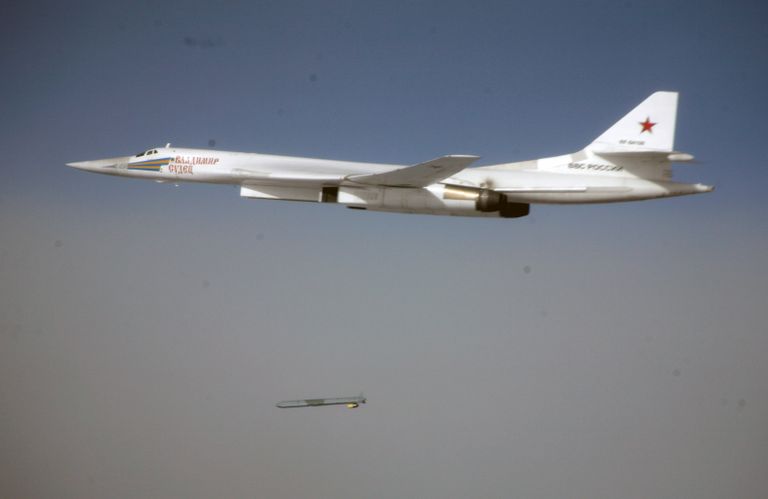 Бомбардировщик-ракетоносец Ту-160 Военно-космических сил России, выполняет пуск крылатой ракеты по объектам ИГ в Сирии Бомбардировщик-ракетоносец Ту-160 Военно-космических сил России, выполняет пуск крылатой ракеты по объектам ИГ в Сирии