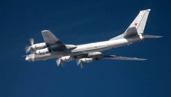 Стратегический бомбардировщик-ракетоносец Ту-95 Военно-космических сил России во время боевого вылета для нанесения авиаудара по объектам ИГ в Сирии. Архивное фото Стратегический бомбардировщик-ракетоносец Ту-95 Военно-космических сил России во время боевого вылета для нанесения авиаудара по объектам ИГ в Сирии. Архивное фото