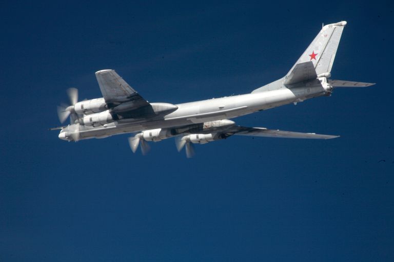 Стратегический бомбардировщик-ракетоносец Ту-95 Военно-космических сил России во время боевого вылета для нанесения авиаудара по объектам ИГ в Сирии