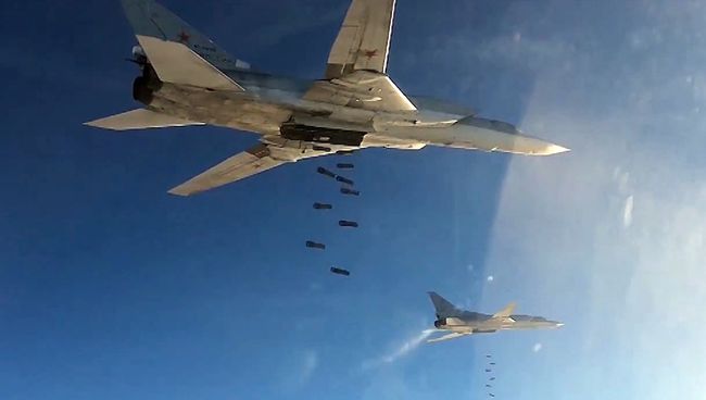 Бомбардировщики-ракетоносцы Ту-22 МЗ Военно-космических сил России во время нанесения авиаудара по объектам ИГ в Сирии. Архивное фото Бомбардировщики-ракетоносцы Ту-22 МЗ Военно-космических сил России во время нанесения авиаудара по объектам ИГ в Сирии. Архивное фото