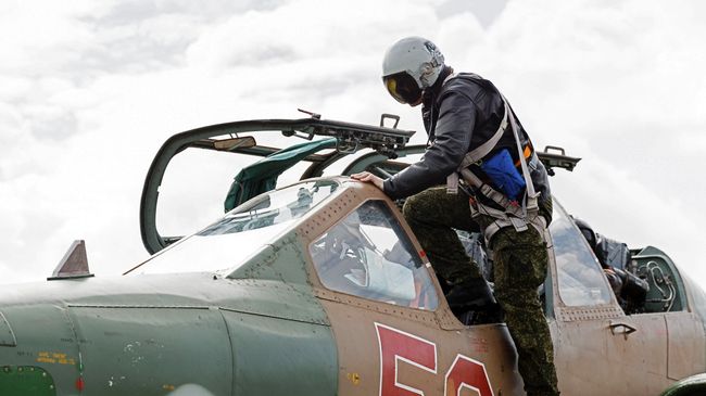 Пилот садится в штурмовик Су-25 ВКС России на авиабазе Хмеймим в Сирии. Архивное фото