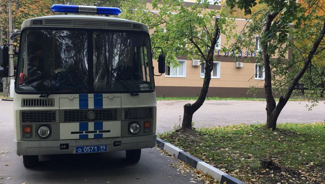 Полицейский автобус у здания столичного управления Ространснадзора