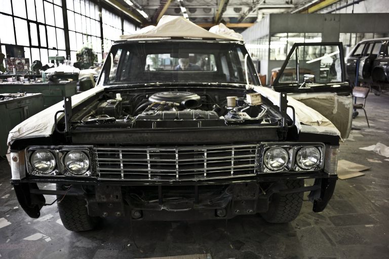 Автомобиль ЗИЛ-117 во время реставрации на участке внутренней отделки в цехе реставрации автомобилей представительского класса на АМО ЗИЛ в Москве Автомобиль ЗИЛ-117 во время реставрации на участке внутренней отделки в цехе реставрации автомобилей представительского класса на АМО ЗИЛ в Москве