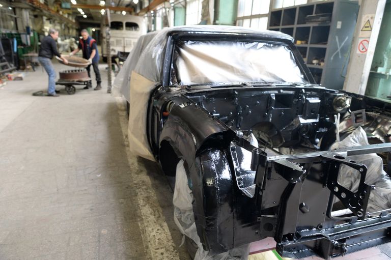Автомобиль ЗИЛ на участке сборки в цехе реставрации автомобилей представительского класса на АМО ЗИЛ в Москве Автомобиль ЗИЛ на участке сборки в цехе реставрации автомобилей представительского класса на АМО ЗИЛ в Москве