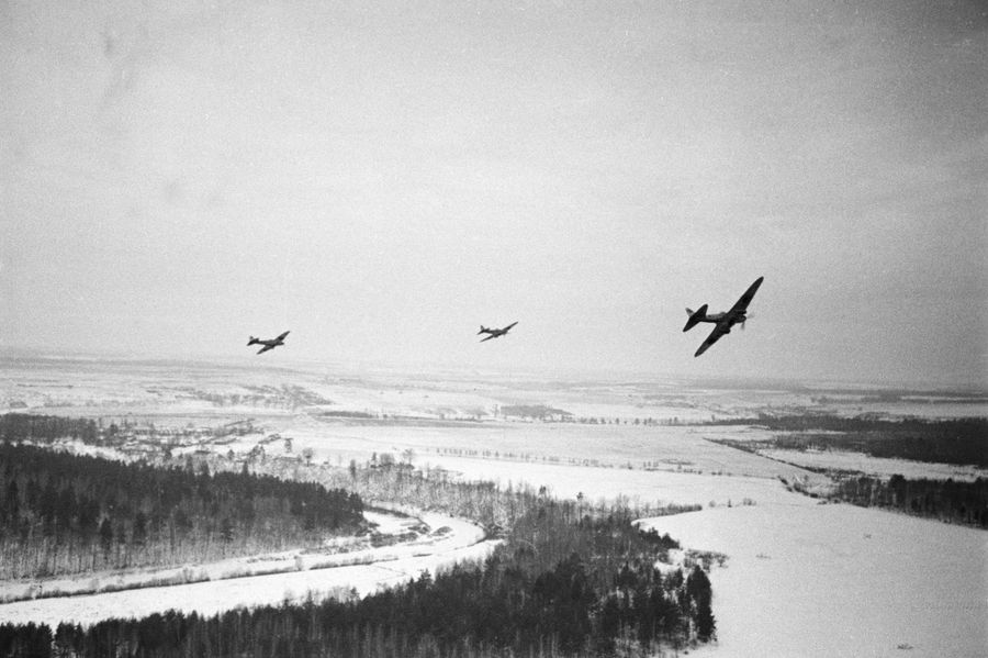 Советские самолеты облетают вражеские позиции под Москвой. 1941 год Советские самолеты облетают вражеские позиции под Москвой. 1941 год