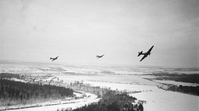 Советские самолеты облетают вражеские позиции под Москвой. 1941 год Советские самолеты облетают вражеские позиции под Москвой. 1941 год