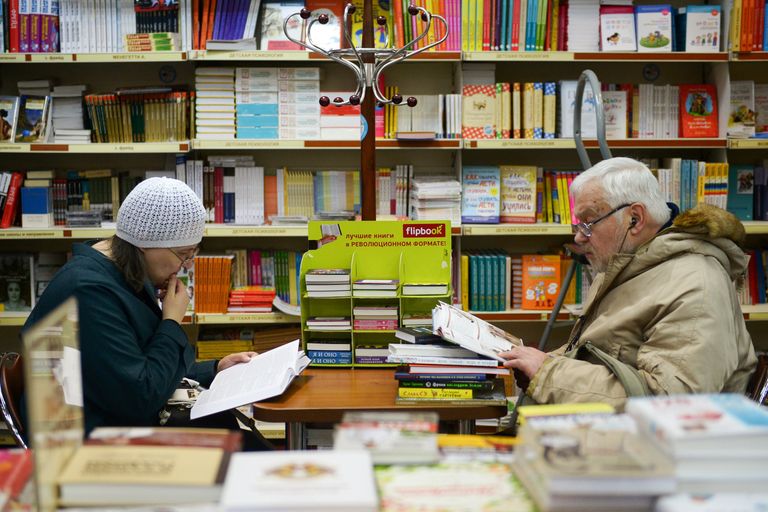 Покупатели в книжном магазине Покупатели в книжном магазине