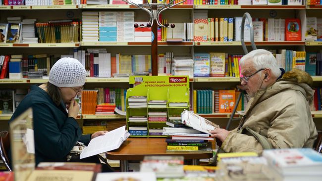 Покупатели в книжном магазине. Архивное фото