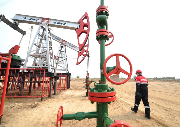 Добыча нефти в городах Ханты-Мансийского автономного округа