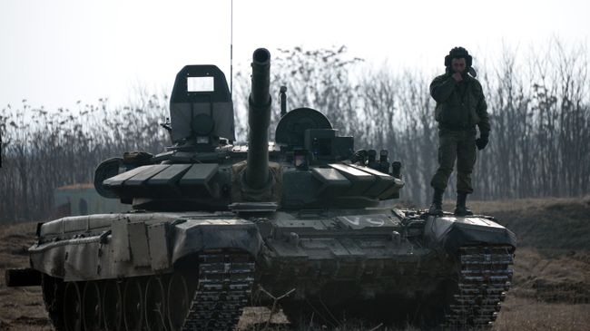 Военнослужащий на танке Т-72Б3. Архивное фото Военнослужащий на танке Т-72Б3. Архивное фото